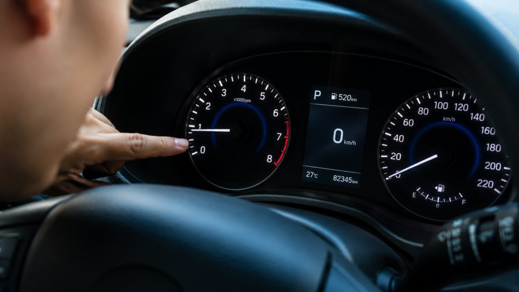 Primer plano del odómetro de un auto seminuevo para verificar el kilometraje real